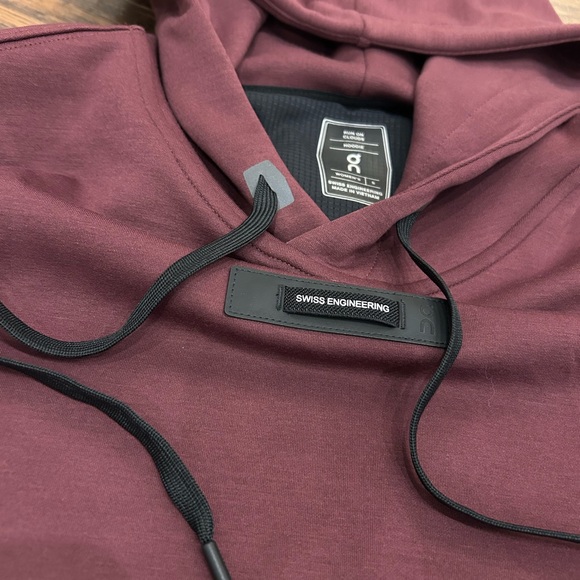 NWT ON CLOUD Runnings Hoodie Mulberry Maroon Small Relaxed Fit - Picture 4 of 9